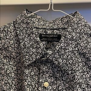 Banana Republic Navy and White Men's Shirt